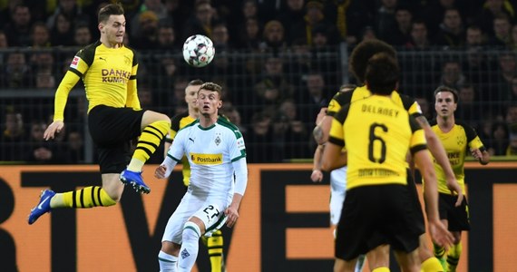 ​W meczu 17. kolejki niemieckiej ekstraklasy piłkarskiej pomiędzy dwoma Borussiami lepsza przed własną publicznością okazała się ta z Dortmundu. Gospodarze wygrali z ekipą z Moenchengladbach 2:1 i umocnili się na pierwszym miejscu w tabeli.
