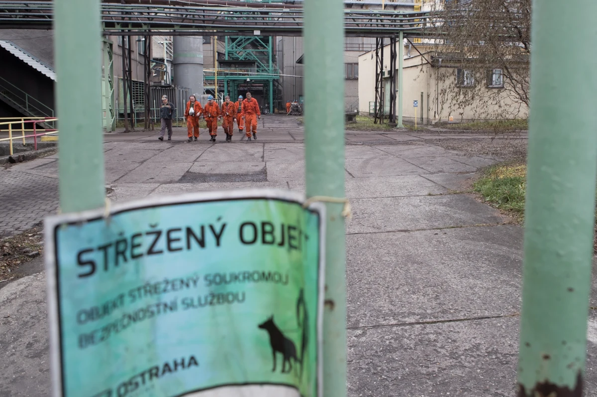 Dwa tygodnie mogą się zamienić w cztery albo sześć - tak zapowiedzi dot. operacji wydobycia ciał ofiar katastrofy w kopalni węgla kamiennego w czeskiej Karwinie komentuje ekspertka ds. górnictwa Karolina Baca-Pogorzelska. W czwartek w wybuchu metanu w kopalni zginęło dwunastu Polaków i Czech. Ciała dwunastu górników są wciąż pod ziemią. W tej chwili w kopalni trwa budowanie specjalnych tam, które mają pomóc w zduszeniu trwającego pod ziemią pożaru. W akcji tej uczestniczą ratownicy z Polski. A punktualnie w południe w Czechach zawyły syreny: w ten sposób oddano hołd górnikom, którzy zginęli w eksplozji. Przejmujący dźwięk rozbrzmiewał w całym kraju przez 140 sekund...