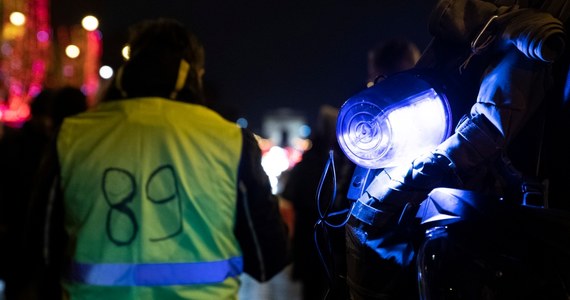 Niedaleko Perpignan na południu Francji zginął kierowca, który w piątek w nocy uderzył w ciężarówkę blokującą rondo w ramach protestu "żółtych kamizelek" - poinformowały w sobotę miejscowe władze.