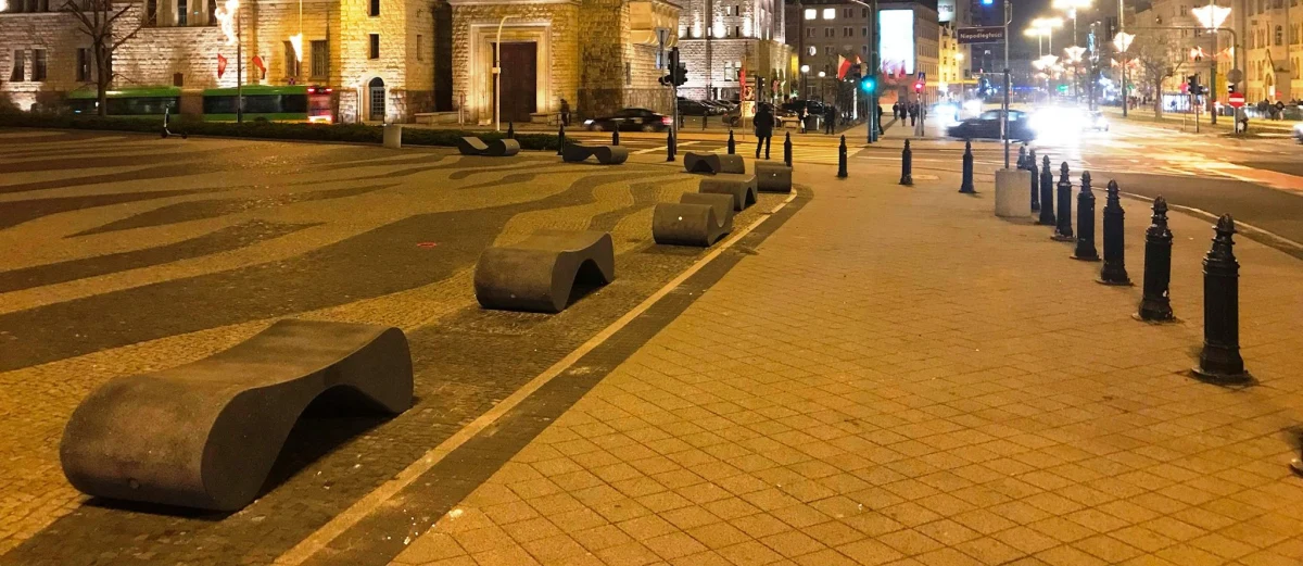 12 ławek o wadze 800 kg każda zamontowano na placu Adama Mickiewicza w centrum Poznania. Plac, na którym stoją m.in. Poznańskie Krzyże, to miejsce częstych uroczystości i imprez masowych; ławki mają zwiększyć bezpieczeństwo ich uczestników.