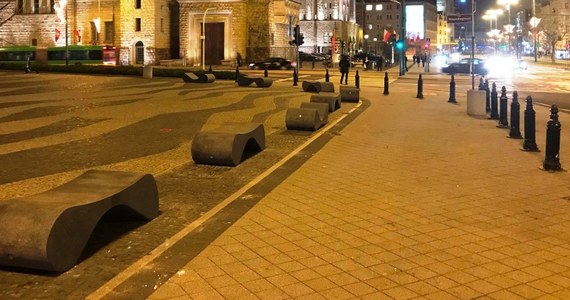 12 ławek o wadze 800 kg każda zamontowano na placu Adama Mickiewicza w centrum Poznania. Plac, na którym stoją m.in. Poznańskie Krzyże, to miejsce częstych uroczystości i imprez masowych; ławki mają zwiększyć bezpieczeństwo ich uczestników.