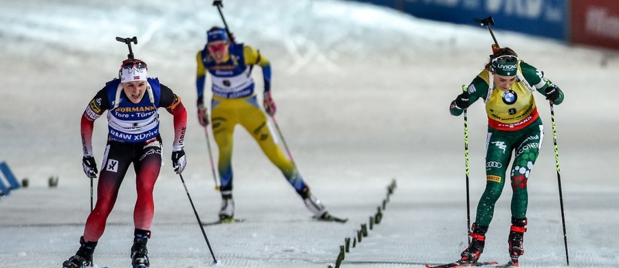 Norweżka Marte Olsbu Roeiseland obroniła pierwsze miejsce z piątkowego sprintu i wygrała w Novym Mescie także bieg na dochodzenie na 10 km biathlonowego Pucharu Świata. Monika Hojnisz zajęła 16., a Kinga Zbylut - 19. miejsce.