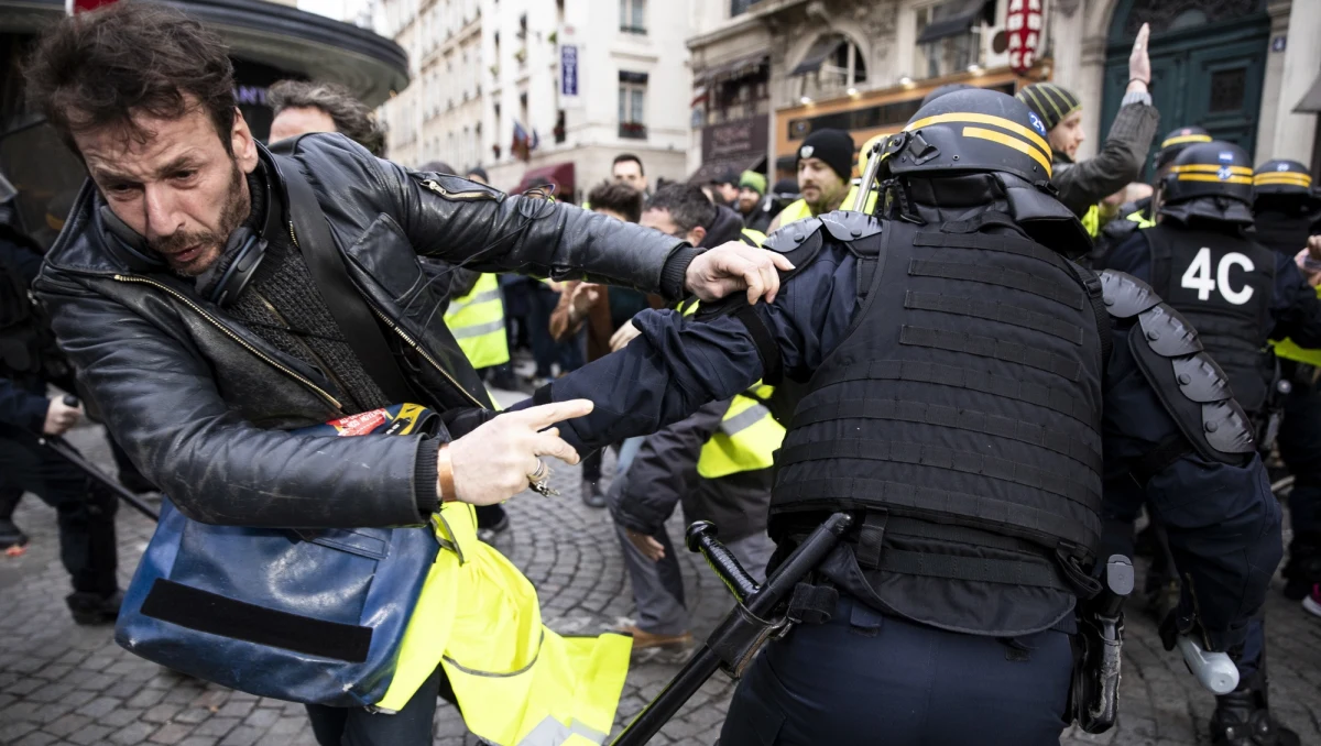Do starć ulicznych doszło na paryskich Polach Elizejskich – w czasie demonstracji ruchu „żółtych kamizelek” przeciwko polityce prezydenta Emanuela Macrona. Policja użyła gazu łzawiącego i armatek wodnych przeciwko grupom agresywnych demonstrantów, anarchistów i chuliganów.