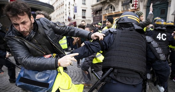 Do starć ulicznych doszło na paryskich Polach Elizejskich – w czasie demonstracji ruchu „żółtych kamizelek” przeciwko polityce prezydenta Emanuela Macrona. Policja użyła gazu łzawiącego i armatek wodnych przeciwko grupom agresywnych demonstrantów, anarchistów i chuliganów.