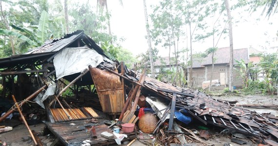 Co najmniej 222 osób zginęło w wyniku tsunami, które w sobotę nawiedziło wybrzeże indonezyjskich wysp: Jawę i Sumatrę. 843 osób zostało rannych, a 30 jest zaginionych - podała w niedzielę indonezyjska agencja ds. klęsk żywiołowych. Bilans ofiar może wzrosnąć.  Do tragedii doszło w miejscach bardzo popularnych wśród turystów. Setki domów, hotele, budynki administracji lokalnej i rządowej zawaliły się. Na miejscu trwa akcja ratunkowa, ale ratownicy nie mogą dotrzeć do części miejsc - uszkodzone zostały bowiem także główne drogi.