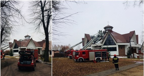 Strażacy dogaszają pożar kościoła św. Andrzeja Boboli w Łodzi. Ogień pojawił się na poddaszu świątyni. W akcji gaśniczej brało udział kilkanaście zastępów straży.