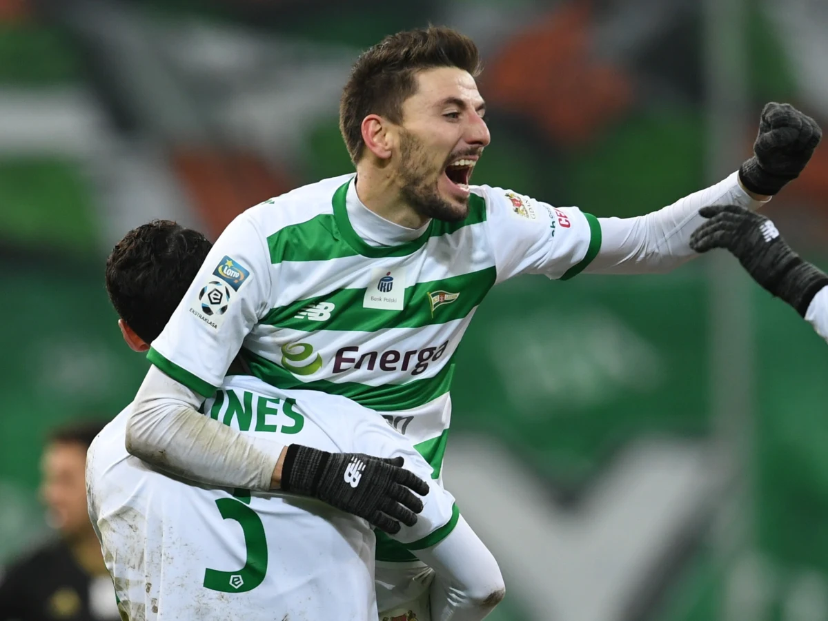 Piłkarze rozegrali od początku sezonu 160 meczów. Padły w nich 453 gole. Ekstraklasa wróci w lutym, a pozycji lidera będzie bronić Lechia Gdańsk, która spośród 20 meczów przegrała zaledwie dwa i zgromadziła 42 punkty. O trzy mniej ma na swoim koncie Legia Warszawa. Tabelę zamykają Zagłębie Sosnowiec i Górnik Zabrze. W rywalizacji najlepszych strzelców prowadzą na razie Igor Angulo i Flavio Paixao.