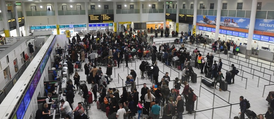 Brytyjska policja wypuściła z aresztu dwie osoby zatrzymane w związku z lotami dronów, które od kilku dni paraliżowały ruch na podlondyńskim lotnisku Gatwick. Osobom tym nie postawiono żadnych zarzutów.