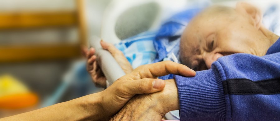 W Polsce brakuje miejsc w hospicjach - alarmuje Polskie Towarzystwo Medycyny Paliatywnej. Na milion mieszkańców przypadają 72 łóżka w ośrodkach dla osób nieuleczalnie chorych. Według europejskich rekomendacji, powinno być ich co najmniej 100. Najnowsze zalecenia mówią o 150 miejscach w ośrodkach typu hospicja. 
