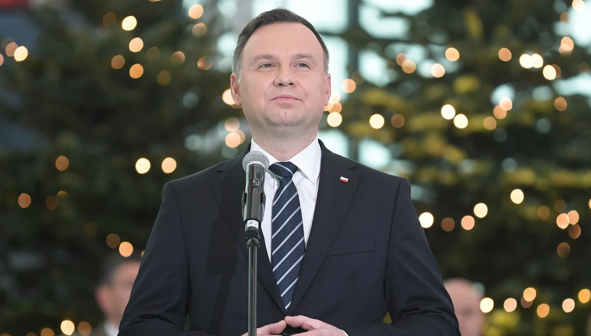 ​Przyjmuję werdykt Trybunału Sprawiedliwości Unii Europejskiej, bo Polska nie ma już gdzie się od niego odwołać - powiedział w rozmowie z "Super Expressem" prezydent Andrzej Duda. Jego zdaniem jednak "odesłanie sędziów na emeryturę było jak najbardziej uzasadnione".