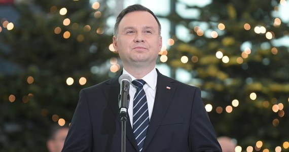 ​Przyjmuję werdykt Trybunału Sprawiedliwości Unii Europejskiej, bo Polska nie ma już gdzie się od niego odwołać - powiedział w rozmowie z "Super Expressem" prezydent Andrzej Duda. Jego zdaniem jednak "odesłanie sędziów na emeryturę było jak najbardziej uzasadnione".