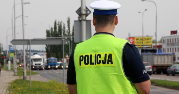 Autorzy anonimowej petycji, która wpłynęła do Sejmu, chcą wykreślenia z kodeksu wykroczeń art. 41, który daje możliwość stosowania przez policjantów pouczeń, upomnień i ostrzeżeń - informuje "Rzeczpospolita".