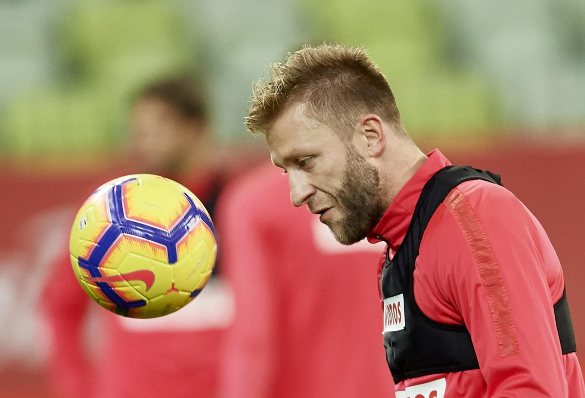 Jakub Błaszczykowski żegna się z VfL Wolfsburg. Magazyn "Kicker" potwierdza, że Polak zimą rozstanie się z niemieckim klubem. Wiele wskazuje, że na finiszu piłkarskiej kariery ponownie zagra w barwach Wisły Kraków. Jak informowaliśmy w niedzielę, już spotkał się z nowymi inwestorami klubu.