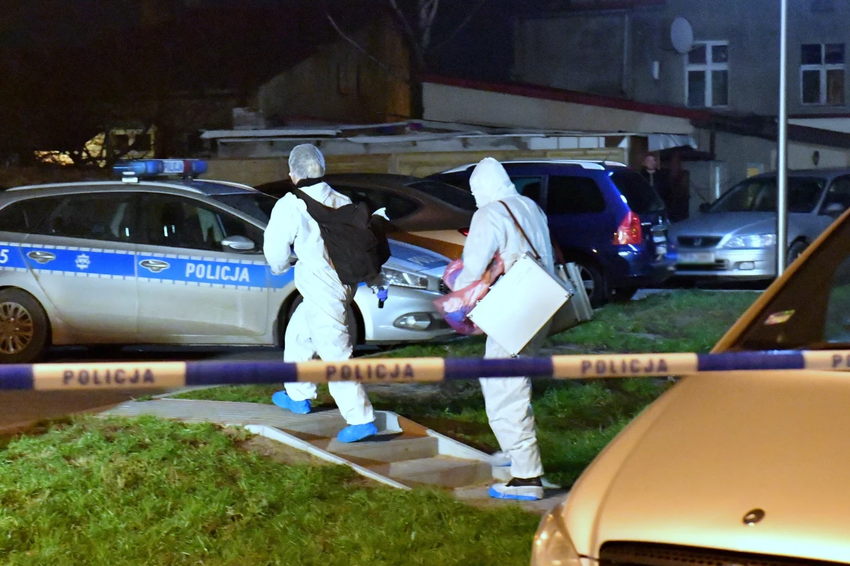 Sekcje zwłok i badania biegłych mają pomóc w wyjaśnieniu przyczyn śmierci dwóch chłopców i ich rodziców, których ciała znaleziono w sobotę mieszkaniu w zachodniopomorskich Pyrzycach. 