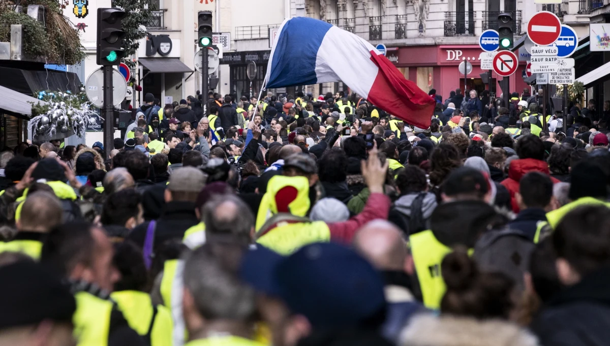 Nowe narzędzie demokracji czy poważne jej zagrożenie? We Francji nie ma zgody co do roli, jaką odegrał Facebook w ukształtowaniu i akcjach ruchu "żółtych kamizelek".