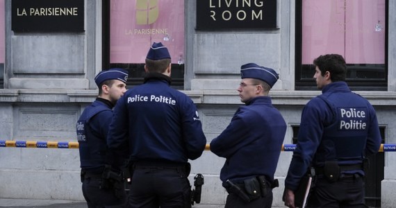 Mężczyzna oddał trzy strzały w poniedziałek rano w okno restauracji w centrum Brukseli i uciekł z miejsca zdarzenia - poinformowała miejscowa policja. Nikomu nic się nie stało.
