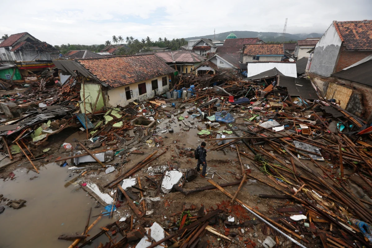 373 zabitych, 128 zaginionych, niemal 1460 rannych - to najnowszy tragiczny bilans uderzenia tsunami w Cieśninie Sundajskiej między Sumatrą a Jawą po sobotnim wybuchu wulkanu Krakatau. Indonezyjska Agencja ds. Zwalczania Skutków Katastrof nadal prowadzi akcję ratowniczą, ponieważ pod gruzami zawalonych budynków nadal mogą być żywi ludzie.