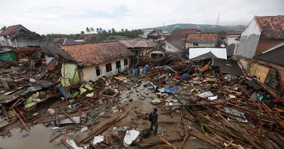 373 zabitych, 128 zaginionych, niemal 1460 rannych - to najnowszy tragiczny bilans uderzenia tsunami w Cieśninie Sundajskiej między Sumatrą a Jawą po sobotnim wybuchu wulkanu Krakatau. Indonezyjska Agencja ds. Zwalczania Skutków Katastrof nadal prowadzi akcję ratowniczą, ponieważ pod gruzami zawalonych budynków nadal mogą być żywi ludzie.