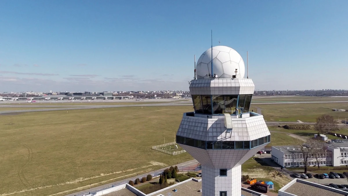 Warszawskie lotnisko, po przegranej w sądzie pracy sprawie z byłym Przewodniczącym Rady Pracowniczej, zapowiada apelację. "Rozstrzygnięcie sądu jest dla PPL niezrozumiałe. Jesteśmy przekonani o prawidłowości działań naszego Przedsiębiorstwa" - usłyszał reporter RMF FM Grzegorz Kwolek. Przypomnijmy, że warszawski sąd pracy uznał zwolnienie dyscyplinarne Cezarego Wieńskiego za niezgodne z prawem i nakazał przywrócenie go do pracy oraz wypłatę zaległej pensji.