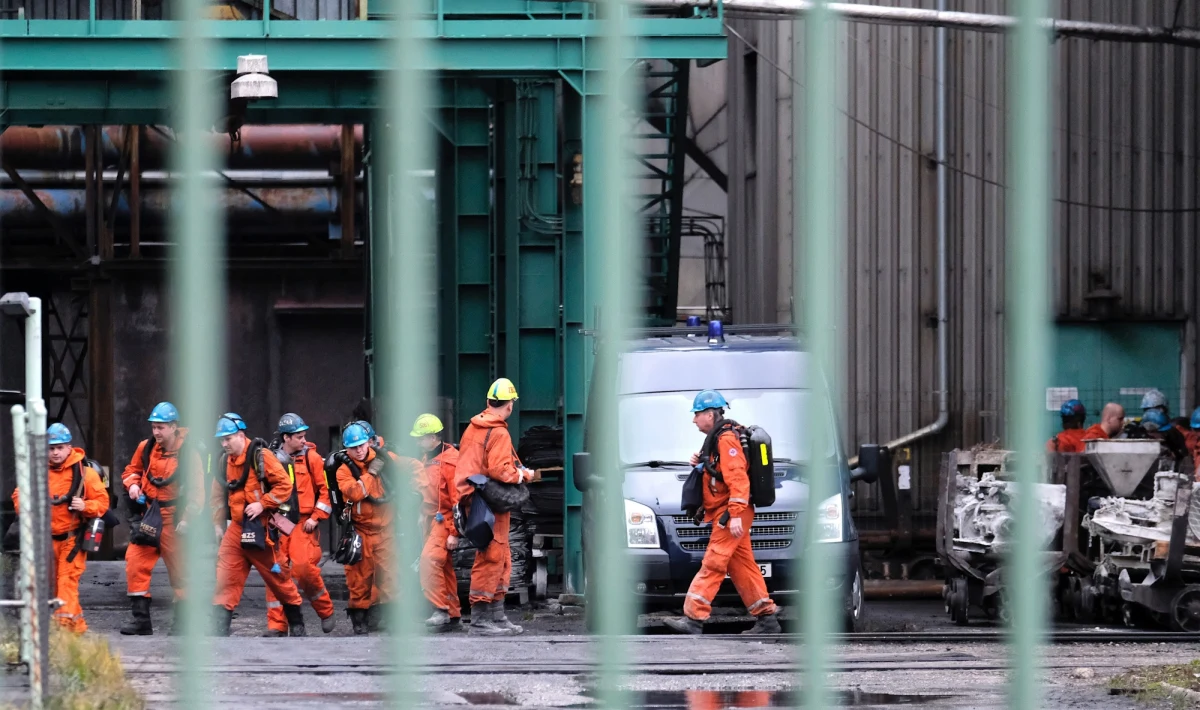 27 grudnia wznowione zostanie wydobycie węgla w tej części kopalni CSM w czeskiej Karwinie, której nie dotknęły skutki czwartkowego wybuchu metanu - poinformował rzecznik Kopalń Ostrawsko-Karwińskich (OKD) Ivo Czelechovsky. Chodnik, w którym doszło do tragedii, został odcięty przy pomocy specjalnych tam. W eksplozji, przypomnijmy, zginęło 13 górników: 12 Polaków i Czech.