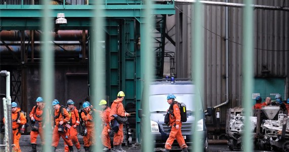 27 grudnia wznowione zostanie wydobycie węgla w tej części kopalni CSM w czeskiej Karwinie, której nie dotknęły skutki czwartkowego wybuchu metanu - poinformował rzecznik Kopalń Ostrawsko-Karwińskich (OKD) Ivo Czelechovsky. Chodnik, w którym doszło do tragedii, został odcięty przy pomocy specjalnych tam. W eksplozji, przypomnijmy, zginęło 13 górników: 12 Polaków i Czech.