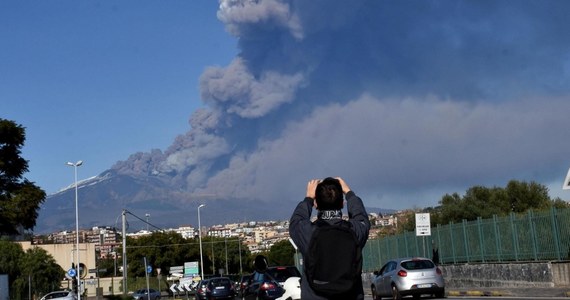 ​Ponad 130 wstrząsów sejsmicznych zanotowano w ciągu ostatniej doby w rejonie wulkanu Etna na Sycylii, który ponownie się przebudził. Z powodu wzmożonej aktywności i wielkiej chmury dymu oraz popiołu w poniedziałek wieczorem zamknięto lotnisko w Katanii.