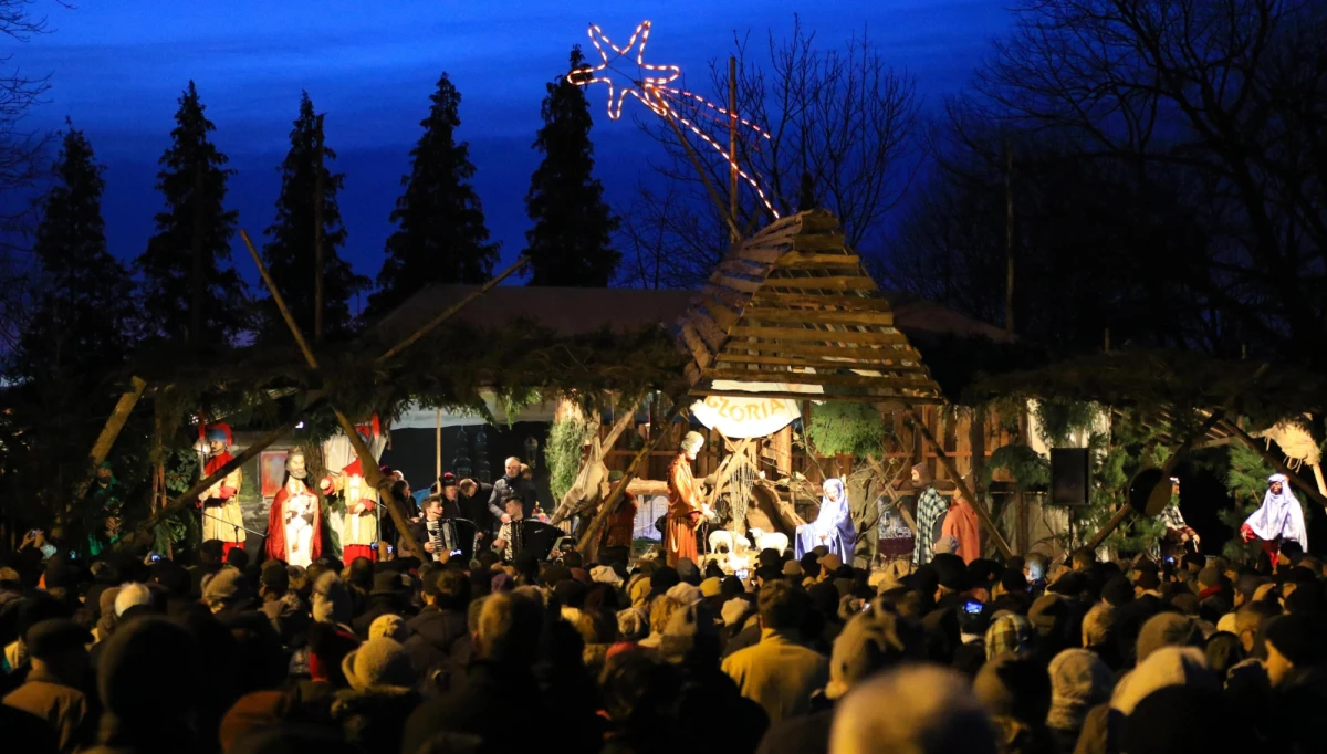 W kilkuset miejscach w austriackim Salzburgu i jego okolicy można wziąć dziś udział w koncertach kolędy "Cicha noc". Dokładnie 200 lat temu w położonej u podnóża Alp, 20 kilometrów na północ od Salzburga miejscowości Oberndorf ta świąteczna pieśń zabrzmiała po raz pierwszy. Do końca Świąt potrwają tam obchody jubileuszu.