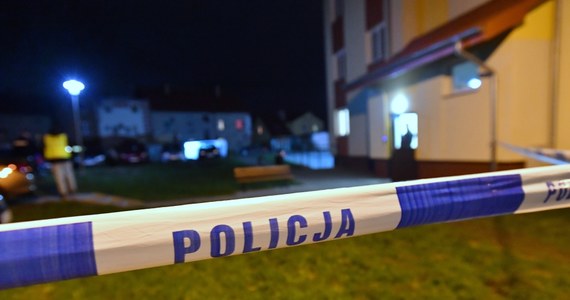 Zwłoki 45-letniej kobiety znaleziono w zaroślach, obok osiedla domków jednorodzinnych, w podwarszawskim Piasecznie. Zmarła to mieszkanka miasta. Prokuratura rozpoczęła śledztwo w tej sprawie.