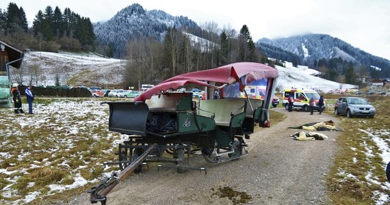 Dwadzieścia osób odniosło we wtorek obrażenia w południowej Bawarii niedaleko miejscowości Pfronten w wyniku kolizji dwóch powozów konnych podczas bożonarodzeniowej wycieczki - informuje policja.