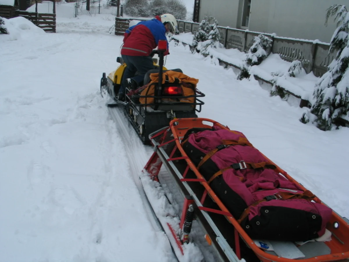 Tragedią mogła się zakończyć wtorkowa górska wyprawa pewnej rodziny. Dzieci były ubrane w getry, sukienki i niskie buty. Rodzice nie mieli latarek, ani aplikacji, która pomaga ratownikom zlokalizować turystów. Nieszczęściu udało się zapobiec dzięki interwencji GOPR.