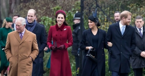 To królowa Elżbieta II stoi za uśmiechami i przyjaznymi gestami Kate Middleton i Meghan Markle w drodze na mszę bożonarodzeniową, w której brytyjska rodzina królewska uczestniczy co roku w kościele w Sandringham. Tak przynajmniej twierdzi "The Sun". Tabloid doniósł, że Elżbieta II nakazała skonfliktowanym księżnym zawarcie bożonarodzeniowego rozejmu.