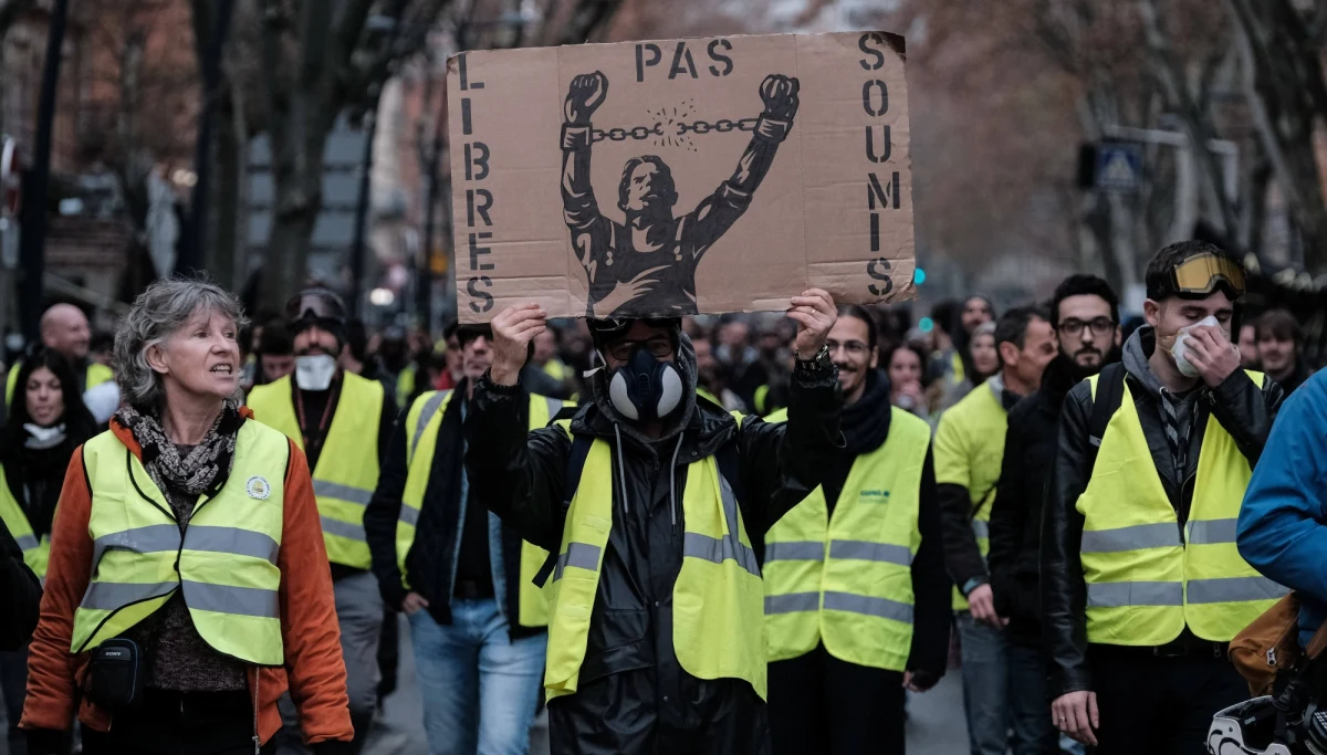 ​Kilka tysięcy członków ruchu "żółtych kamizelek" spędziło święta blokując niektóre drogi we Francji. Zapowiadają, że będą protestować również w Sylwestra i Nowy Rok, żeby udowodnić prezydentowi Emmanuelowi Macronowi, że są nieprzejednani.