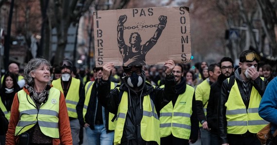 ​Kilka tysięcy członków ruchu "żółtych kamizelek" spędziło święta blokując niektóre drogi we Francji. Zapowiadają, że będą protestować również w Sylwestra i Nowy Rok, żeby udowodnić prezydentowi Emmanuelowi Macronowi, że są nieprzejednani.