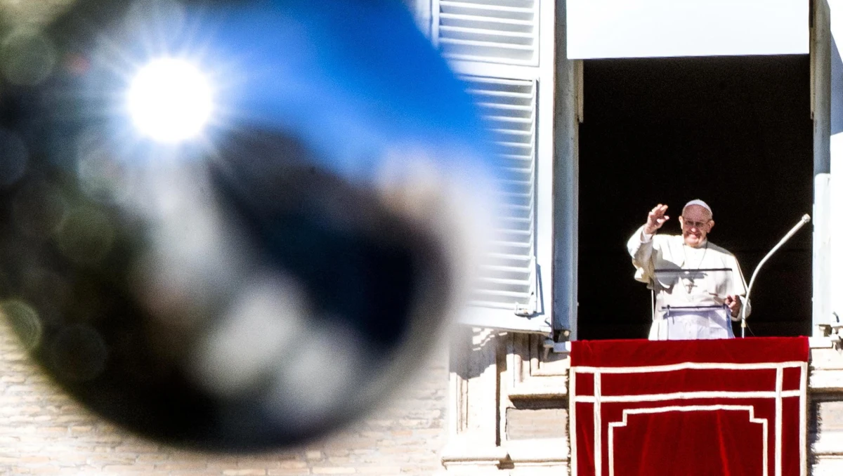 "Logika przebaczenia i miłosierdzia" zawsze zwycięża, otwierając horyzont nadziei - mówił papież Franciszek podczas spotkania z wiernymi w drugi dzień świąt Bożego Narodzenia. Apelował o wybór takiej drogi w relacjach w rodzinie, szkole czy miejscu pracy.