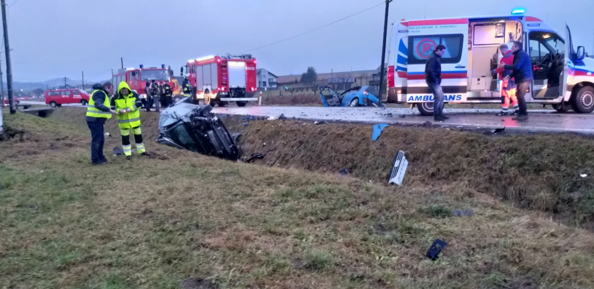 Groźny wypadek na drodze wojewódzkiej numer 794 w małopolskiej Strzegowej. W zderzeniu trzech samochodów osobowych rannych zostało tam zostało pięć osób.

