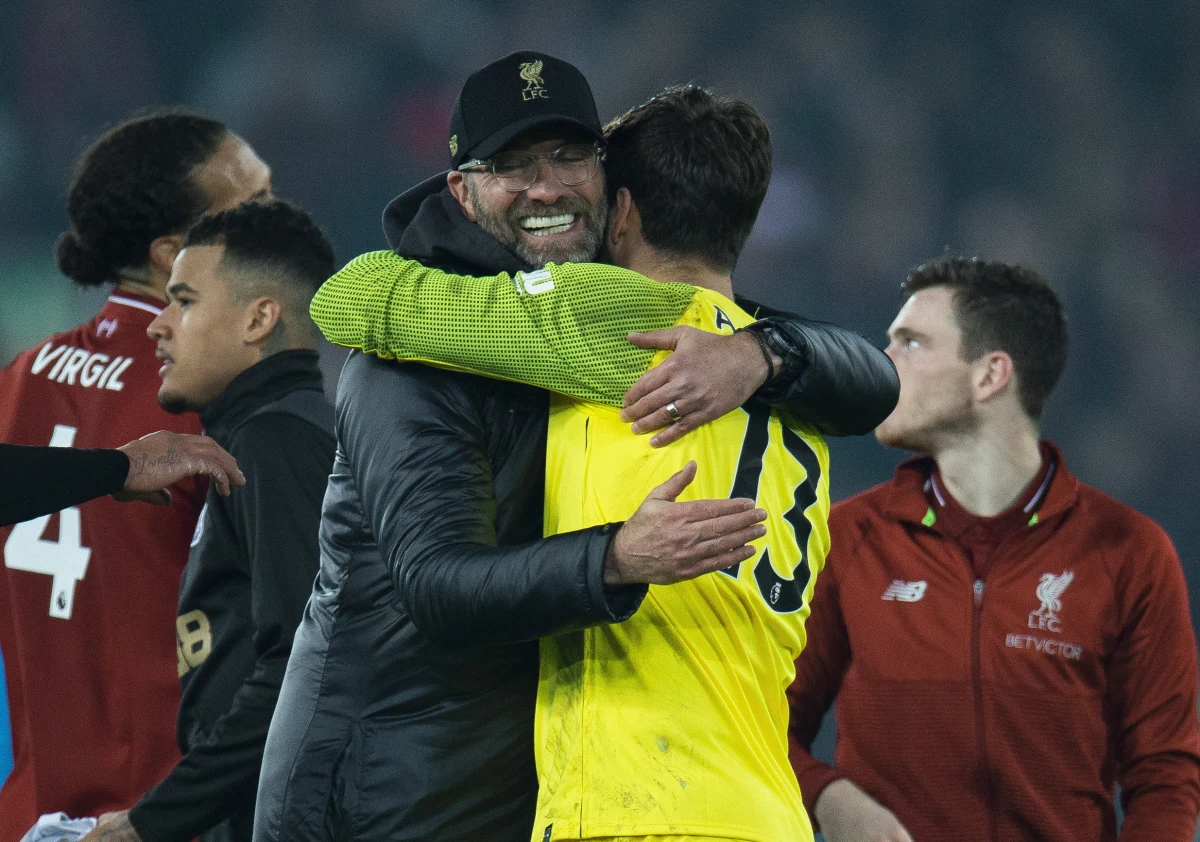 Lider angielskiej ekstraklasy Liverpool odniósł ósme zwycięstwo z rzędu. W środę pokonał u siebie Newcastle United 4:0 i na półmetku rozgrywek ma sześć punktów przewagi nad Tottenhamem Hotspur. Siedem traci do niego broniący tytułu Manchester City.