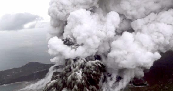 Władze indonezyjskie zmieniły w czwartek trasy lotów samolotów w rejonie wulkanu Anak Krakatau, którego erupcja wciąż trwa. Wprowadzono strefę zamkniętą o promieniu 5 km od krateru i podwyższono poziom alertu do czerwonego.
