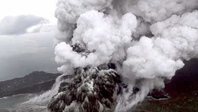 Trwa erupcja wulkanu Anak Krakatau. Władze zakazały lotów w jego rejonie