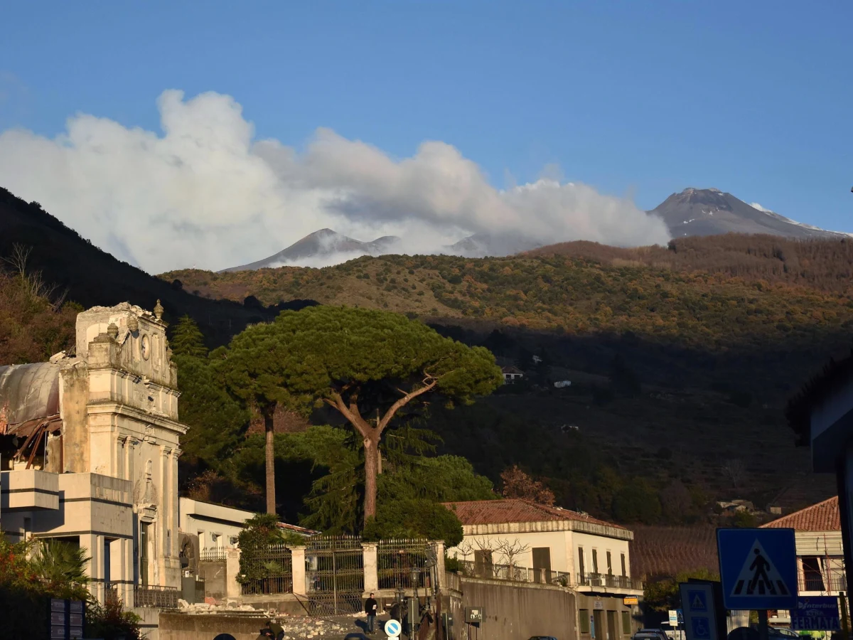 Wulkan Etna jest niestabilny i pełen energii, istnieje ryzyko erupcji na małej wysokości - twierdzą eksperci cytowani w czwartek przez dziennik „Corriere della Sera”. W ciągu trzech dni od przebudzenia wulkanu zanotowano tam ponad tysiąc wstrząsów sejsmicznych.
