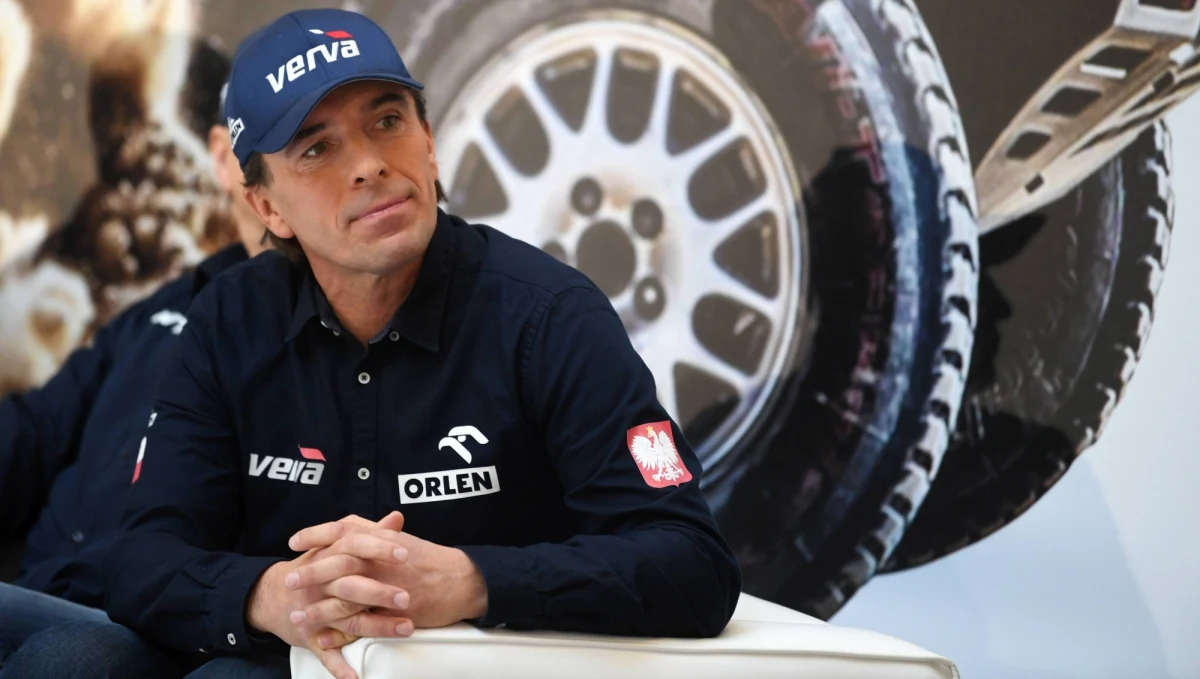 "Elektronika znacząco wpłynęła na bezpieczeństwo uczestników Dakaru. To poligon doświadczalny dla firm motoryzacyjnych. Konstrukcje są coraz lżejsze, redukuje się zużycie paliwa" – opowiada Marek Dąbrowski, wielokrotny uczestnik Rajdu Dakar, który w edycji 2019 razem z Jackiem Czachorem będzie opiekował się młodymi motocyklistami z Orlen Teamu. W rozmowie z dziennikarzem RMF FM Patrykiem Serwańskim, Dąbrowski przyznaje, że samochody elektryczne to "ciekawa" wizja Dakaru.