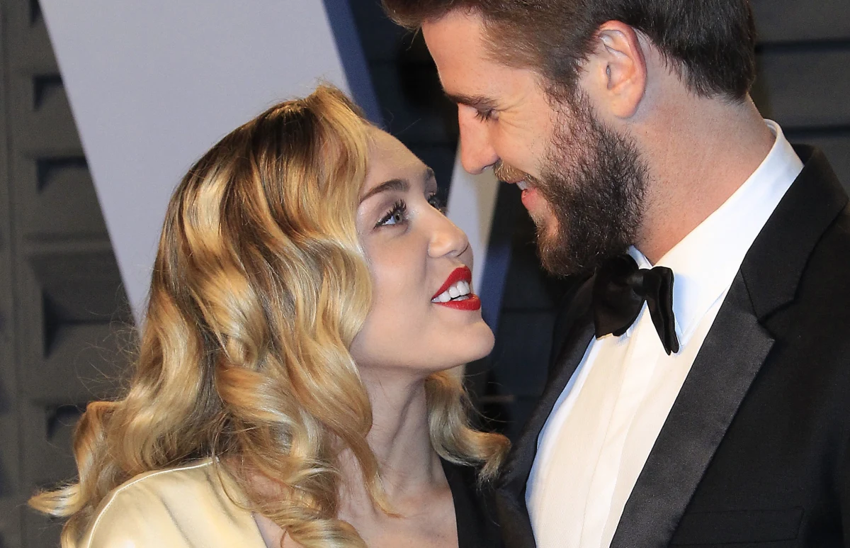 Miley Cyrus i Liam Hemsworth ucieli wszelkie spekulacje, publikując serię zdjęć ślubnych. 