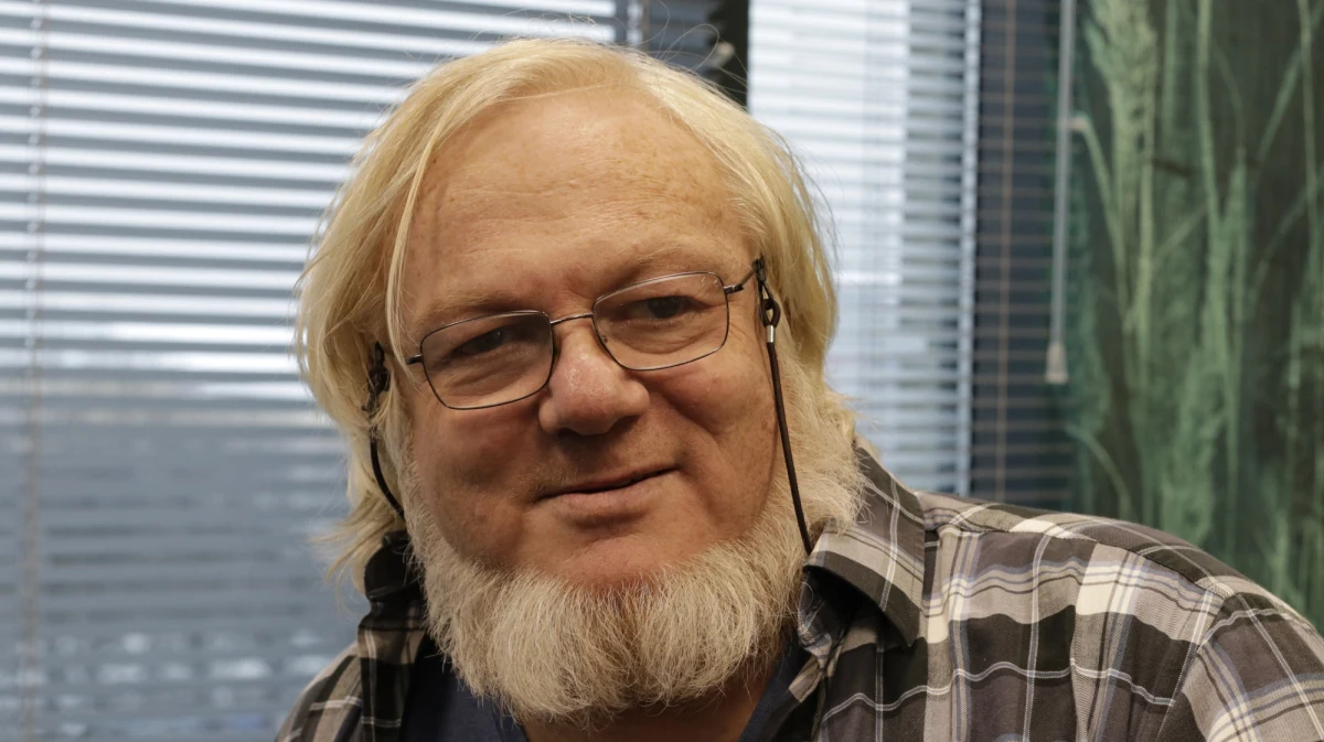 "Projekt Konstytucji dla Nauki na etapie konsultacji wyglądał bardzo dobrze, kiedy przyszły rozporządzenia wykonawcze okazało się, że mamy raczej do czynienia z czyszczeniem poprzedniego systemu, niż ze stwarzaniem dobrych perspektyw rozwoju na przyszłość" - mówi RMF FM prof. Lech Mankiewicz, dyrektor Centrum Fizyki Teoretycznej Polskiej Akademii Nauk. Jego zdaniem, tak zwana Ustawa 2.0 na etapie wdrażania za dobrze pasuje do tego, co w nauce było aktualne mniej więcej dekadę temu. O problemach z ewaluacją, kosztochłonnością i publikacjami naukowymi oraz o przyszłości Polskiej Akademii Nauk z prof. Mankiewiczem rozmawia Grzegorz Jasiński.