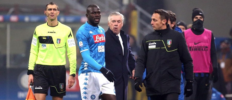 Trener Napoli Carlo Ancelotti zagroził, że jego piłkarze opuszczą boisko, jeśli któryś z nich znów będzie narażony na rasistowskie przyśpiewki. We wtorkowym meczu wyjazdowym włoskiej ekstraklasy z Interem Mediolan (0:1) spotkało to Senegalczyka Kalidou Koulibaly'ego.
