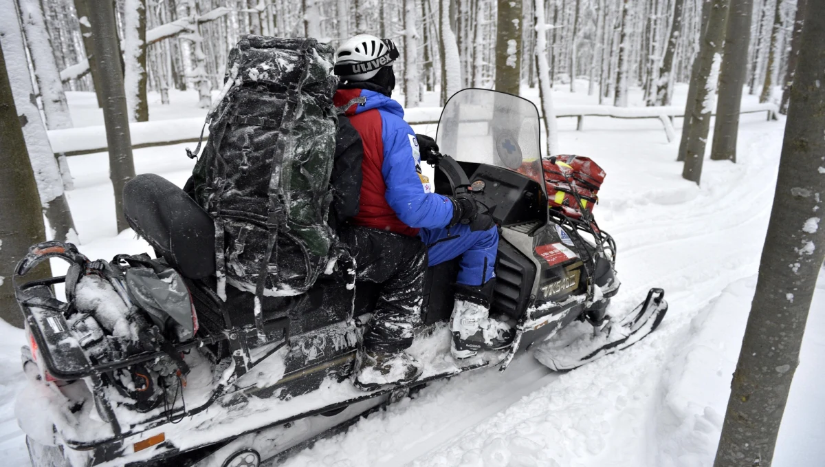 Policja i GOPR prowadziły w czwartek nietypową akcję poszukiwawczą w Beskidzie Śląskim. Jeden z mieszkańców Jaworzynki poinformował o śladach bosych stóp na śniegu, które prowadziły w stronę lasu. 
