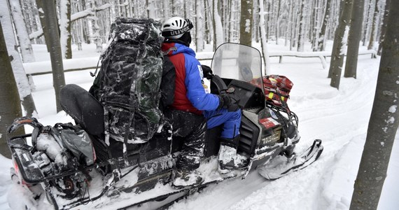 Policja i GOPR prowadziły w czwartek nietypową akcję poszukiwawczą w Beskidzie Śląskim. Jeden z mieszkańców Jaworzynki poinformował o śladach bosych stóp na śniegu, które prowadziły w stronę lasu. 
