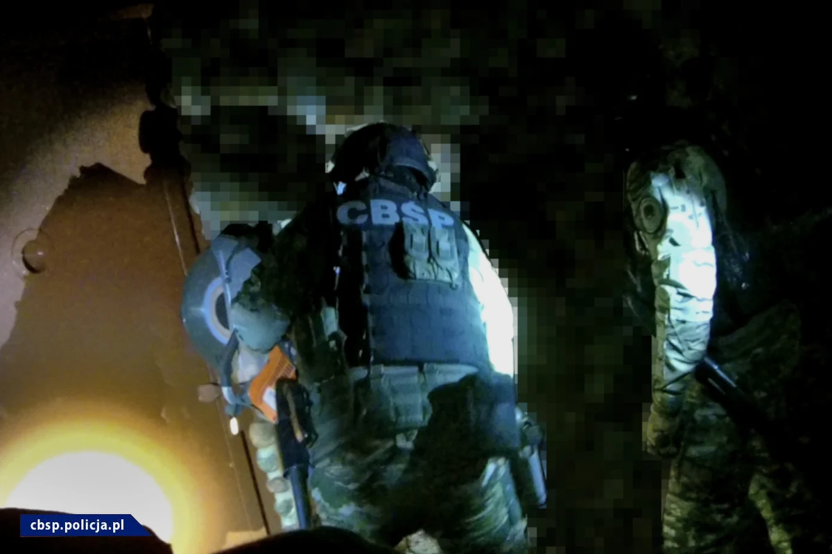 CBŚP rozbiło gang, którego członkowie sprzedawali narkotyki w kilku województwach. Przestępcy mogli zarobić w ten sposób prawie 12 milionów złotych. W sprawie zatrzymano 13 osób. 9 z nich tymczasowo aresztowano.