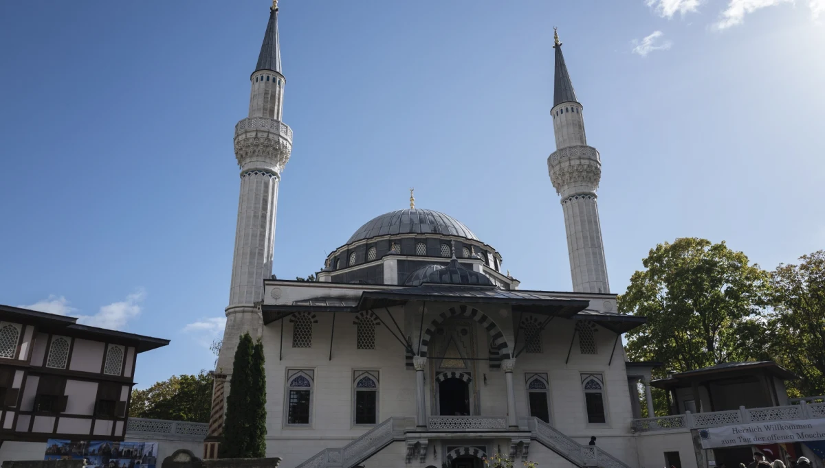 Koncepcja wprowadzenia w Niemczech "podatku meczetowego" na wzór podatku kościelnego wywołała ożywione dyskusje. Spotkała się z poparciem kół politycznych. Muzułmanka, której przypisuje się ten pomysł, twierdzi jednak, że nie całkiem o taki podatek jej chodziło.