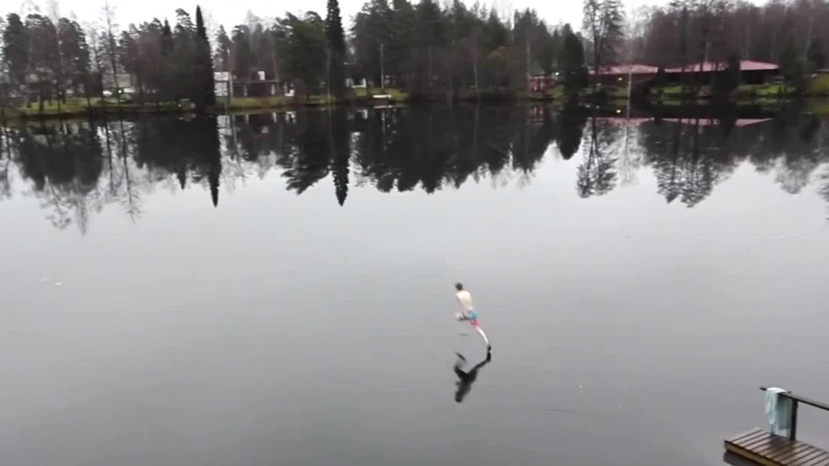Mika Sagulin został okrzyknięty przez internautów fińskim Jezusem. Młody mężczyzna pokonał przydomowe jezioro w wyjątkowo szybkim tempie... biegnąc po jego tafli. Jak tego dokonał? Choć na pierwszy rzut oka tafla wody niczym się nie wyróżnia, w rzeczywistości jest skuta lodem. Nagranie z tego biegu obiegło już świat!
