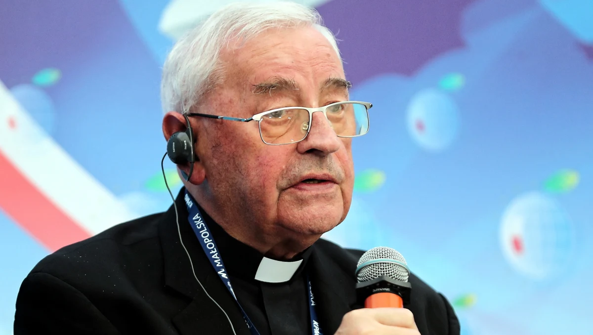 W samo południe w Krakowie przez 8 minut bił dzwon Zygmunt, by upamiętnić zmarłego kanonika Kapituły Metropolitalnej na Wawelu biskupa Tadeusza Pieronka. 