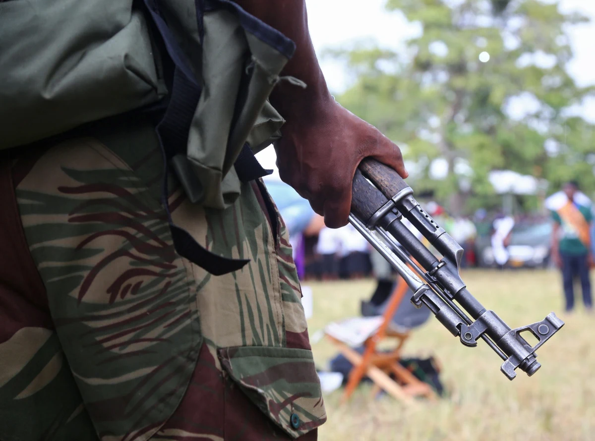 Brytyjski żołnierz afrykańskiego pochodzenia pozwał brytyjską armię na kwotę 150 tysięcy funtów. Urodzony w Ghanie mężczyzna domaga się odszkodowania za to, że nie ochroniono go przed brytyjskim zimnem, co sprawiło, że mężczyzna się rozchorował.